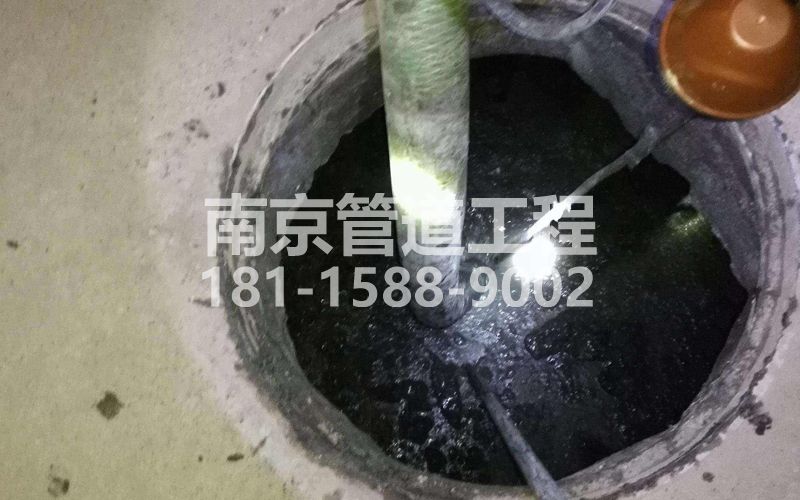 216银城清理化粪池
